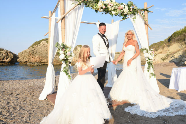daughter reading a message at her mum and dads wedding